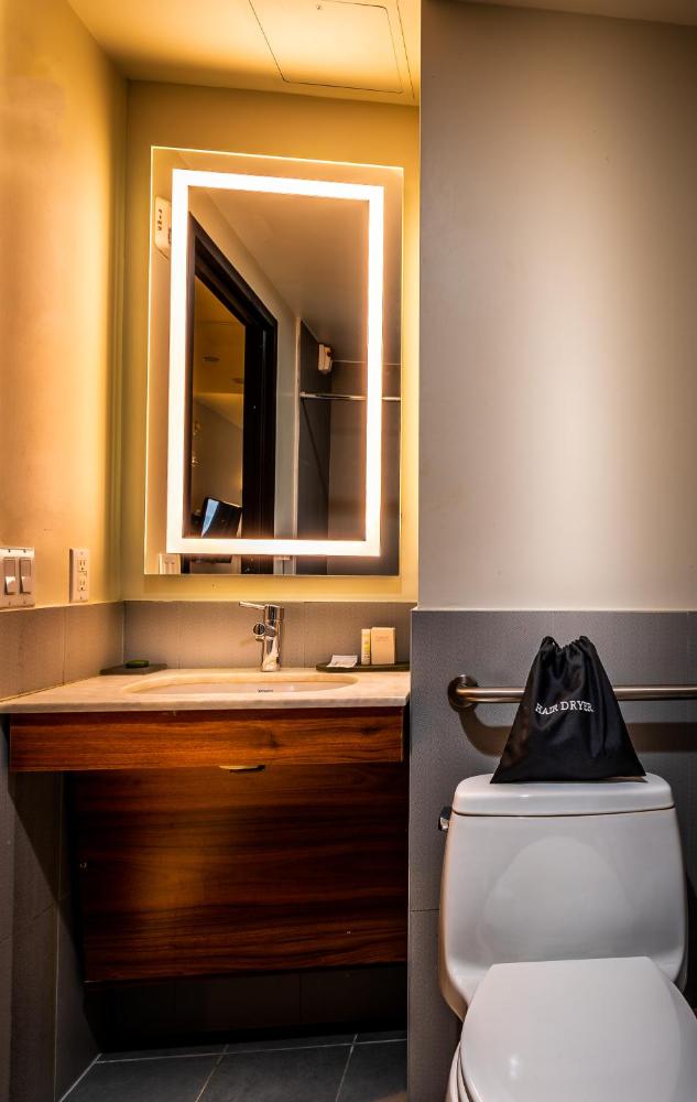 King Room - Mobility Access/Non-Smoking interior